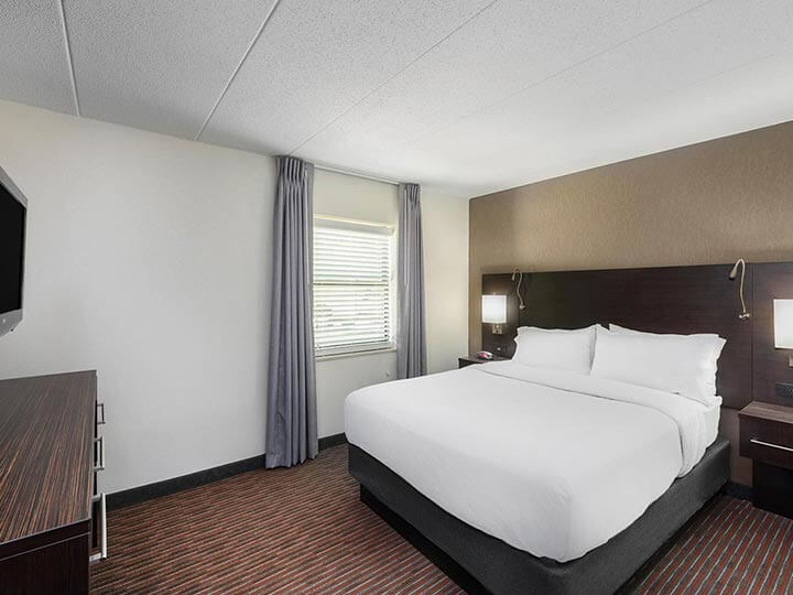 Hotel Rooms near Six Flags St. Louis